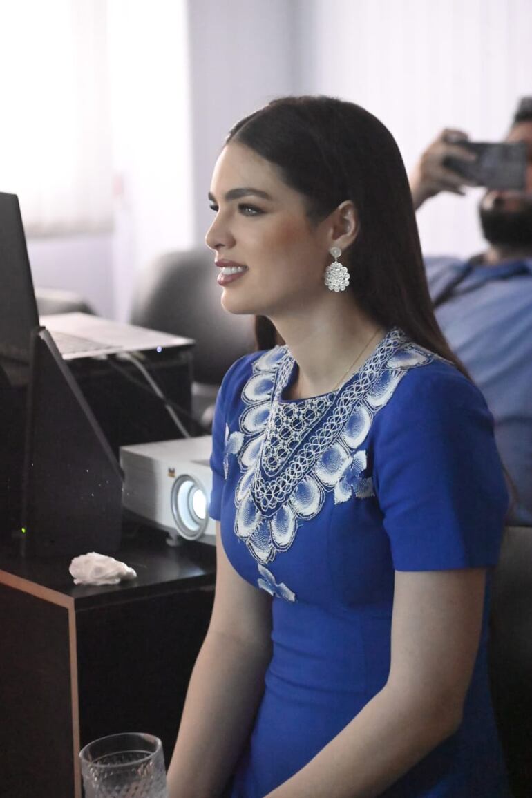 Nadia Ferreira lució un vestido azul con apliques de ñandutí para tan importante ocasión. (Arcenio Acuña)