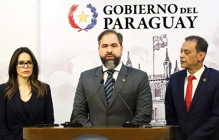 La vocera del Gobierno de Paraguay, Paula Carro, el ministro saliente de Justicia Ángel Barchini (d) y el nuevo ministro de Justicia Rodrigo Nicora (c), durante una rueda de prensa del jueves en Asunción (Paraguay). EFE/Presidencia de Paraguay /SOLO USO EDITORIAL/SOLO DISPONIBLE PARA ILUSTRAR LA NOTICIA QUE ACOMPAÑA (CRÉDITO OBLIGATORIO)