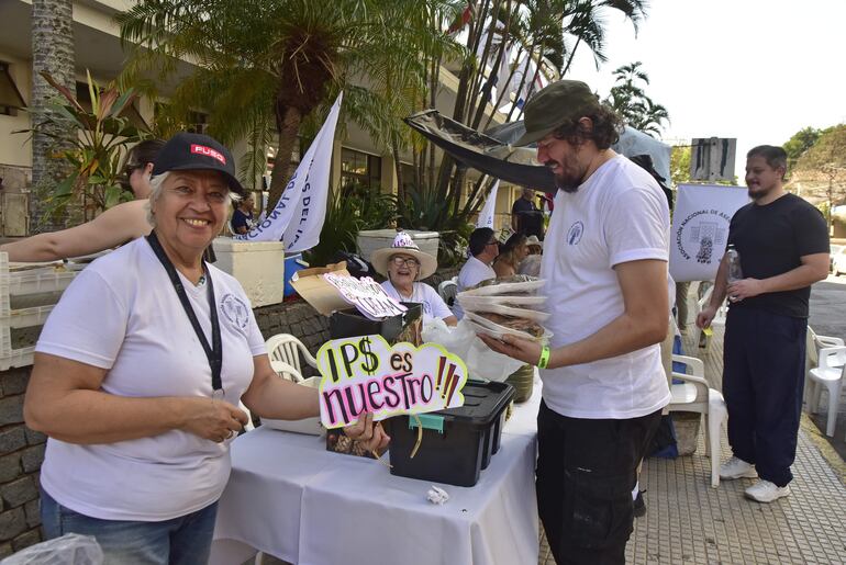 Los asegurados del IPS realizando hoy una "pollada de protesta" frente a la Caja Central.