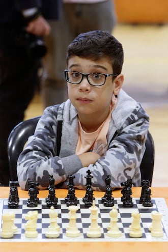 El argentino de 10 años Faustino Oro, este miércoles durante su partida contra la española Lucía Follana Albelda Albelda, en la modalidad de 90 minutos más 30 segundos en el VIII Open Internacional de Semana Santa de San Vicente del Raspeig.