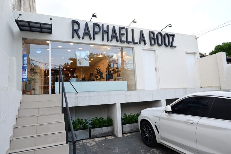 La tienda Raphaella Booz se encuentra en Senador Long y Lillo, de Asunción.