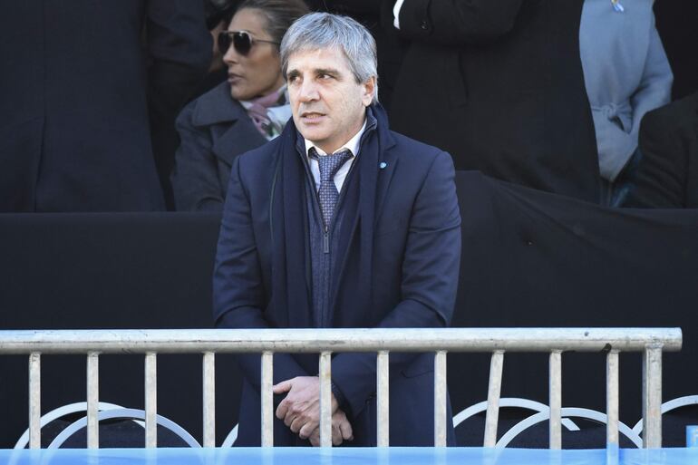 El Ministro de Economía, Luis Caputo (c), espera el inicio del desfile militar como parte de los festejos por el Día de la Independencia de Argentina, este martes, en Buenos Aires (archivo).