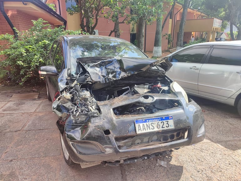 Así quedó el auto del agente de la PMT que fue aprehendido por peligro al tránsito terrestre y resistencia. Dio positivo al alcotest tras protagonizar un accidente.