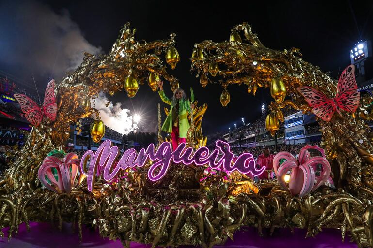 La escuela de samba Mangueira participa en el segundo día de desfiles de las Escuelas de Samba del Grupo Especial del carnaval en el Sambódromo de Río de Janeiro (Brasil) en la madrugada de hoy. 