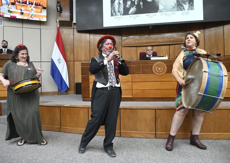 Los integrantes de Bochín Teatro Clown ofrecieron un momento artístico durante el acto celebrado en la Cámara de Senadores.