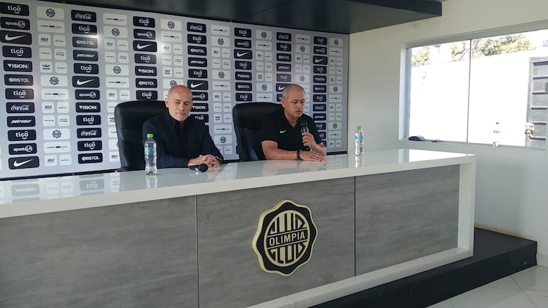 Miguel Cardona, presidente de Olimpia, y Francisco Arce, nuevo entrenador, en conferencia de prensa.