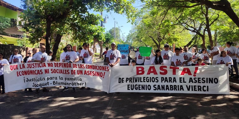 Manifestación frente a la Agrupación Especializada contra Eugenio Sanabria Vierci.