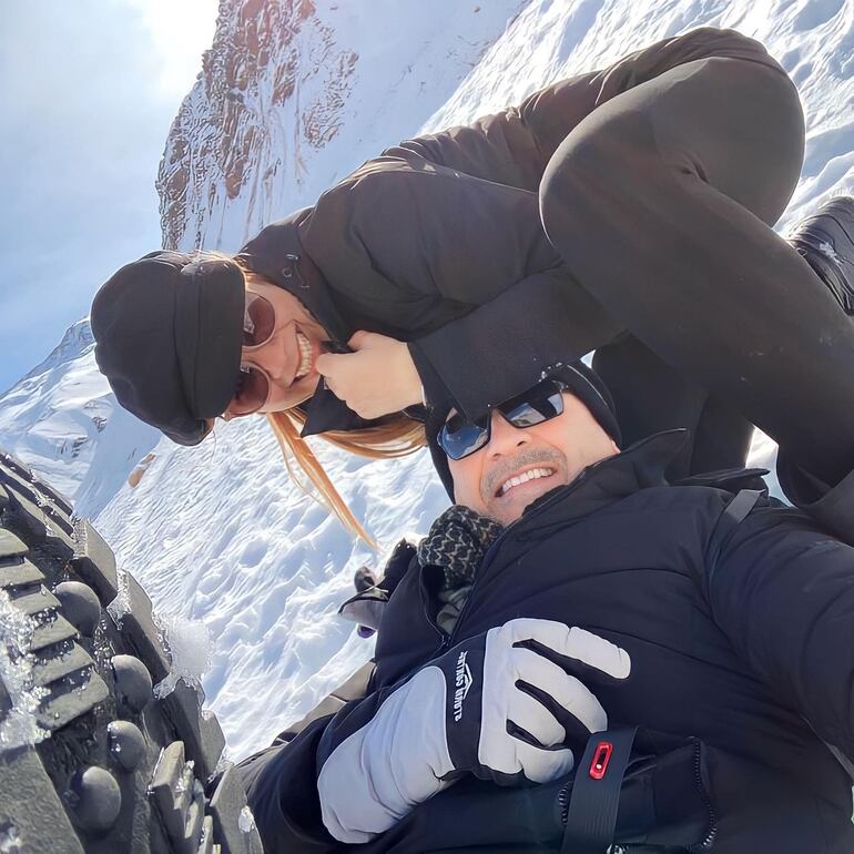 Divertidos en la nieve, Roberto Pérez y Patricia. (Instagram/Roberto Pérez)