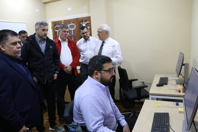 El presidente de la república, Mario Abdo Benítez, junto autoridades de salud en Ciudad del Este.