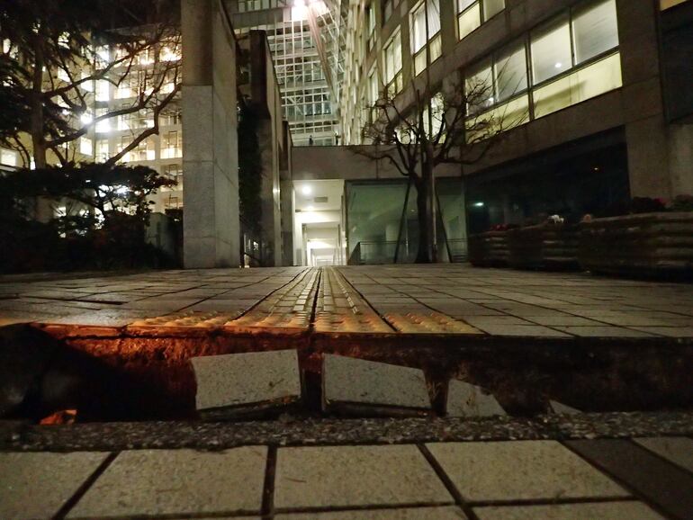 Vista de un pavimento levantado después de un terremoto en Toyama, Japón central.