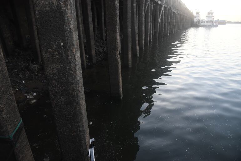 Nivel del río Paraguay frente al Puerto de Asunción, con -0,08 en la regla, con los puntales de hormigón armado a la vista, casi desde el lecho de río.