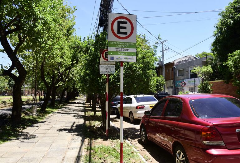 En algunas calles empedradas de Villa Morra ya hay carteles. No retiraron los viejos.