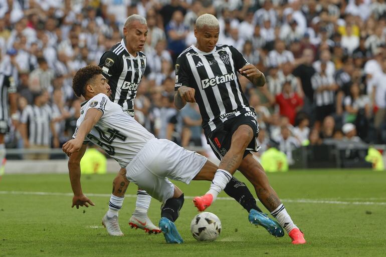 Deyverson (d) de Mineiro disputa un balón con Adryelson de Botafogo este sábado, en la final de la Copa Libertadores entre Atlético Mineiro y Botafogo en el estadio Más Monumental en Buenos Aires (Argentina).
