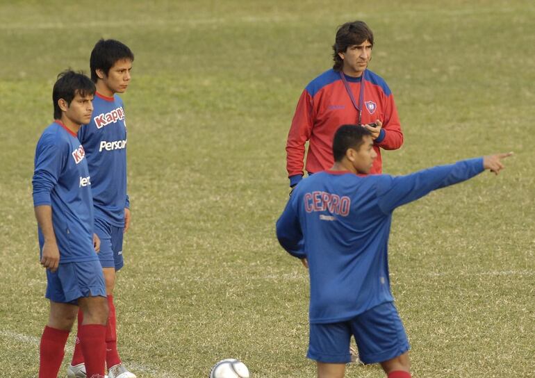 Jorge Achucarro,, ex jugador de Cerro Porteño, en un entrenamiento con el entonces técnico Gustavo Costas y los jugadores Erwin Ávalos y Raúl Román. 