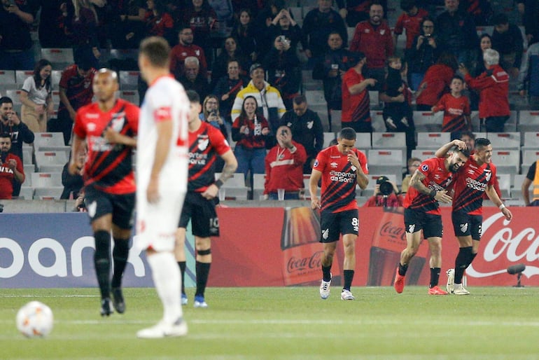 Los jugadores de Athletico Paranaense celebran un gol en el partido frente a Cerro Porteño por la Copa Sudamericana 2024 en el estadio Arena da Baixada, en Curitiba.