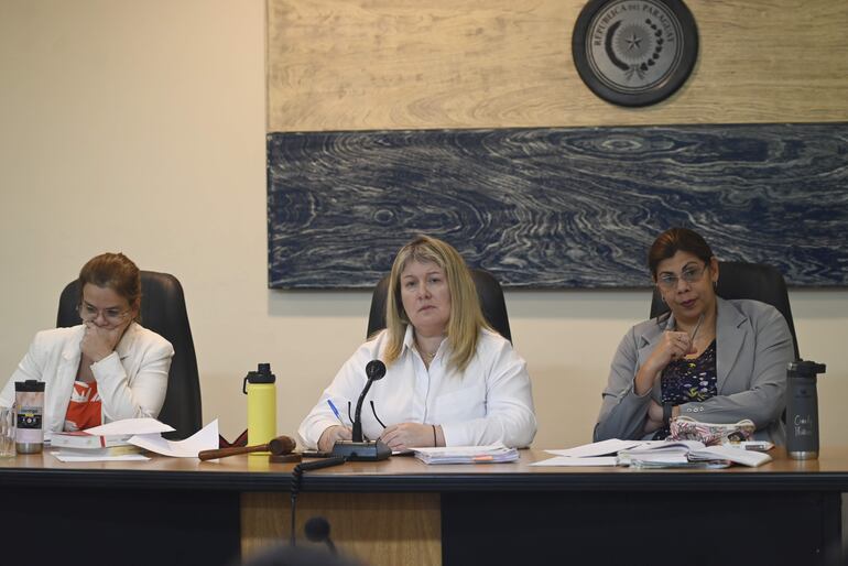 Las juezas Claudia Criscioni (izq.), Elsa García (presidenta) y Cándida Fleitas integran el Tribunal de Sentencia Especializado en Delitos Económicos.