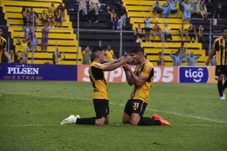 Romeo Benítez y Facundo Barceló, celebrando el primer gol de Guaraní ante Resistencia.