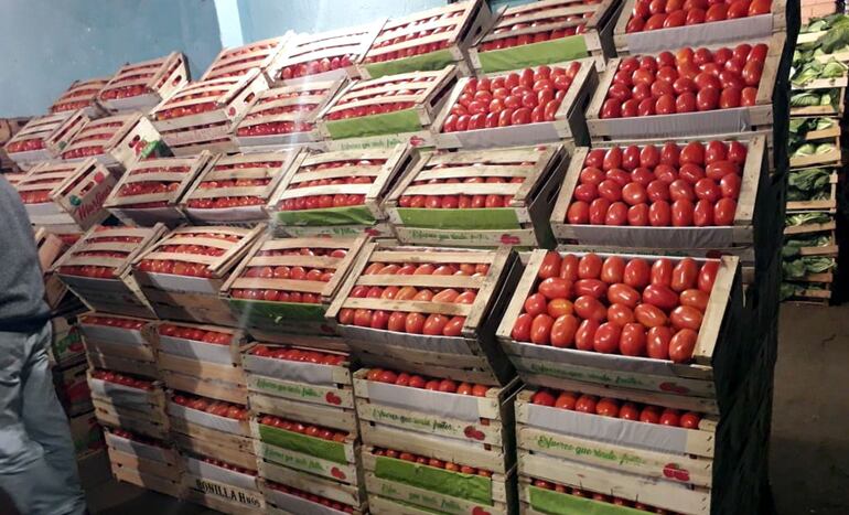 Tomates de un local del Bloque A del Mercado de Abasto, que eran ofrecidos ayer a G. 100.000 la caja de 20 kilos.