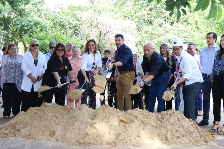 Palada inicial de las obras de la plaza Naciones Unidas el 28 de marzo de 2023.