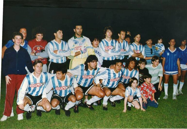 Félix Torres (tercero sentado de izq. a der.), jugador de Racing de Avellaneda.