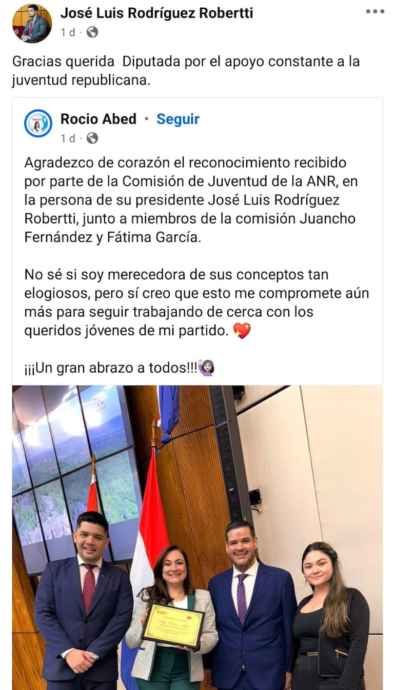 José Luis Rodríguez Robertti presidente de la Juventud colorada "distingue" a la diputada Rocío Abed (ANR, HC) en plena sede legislativa.