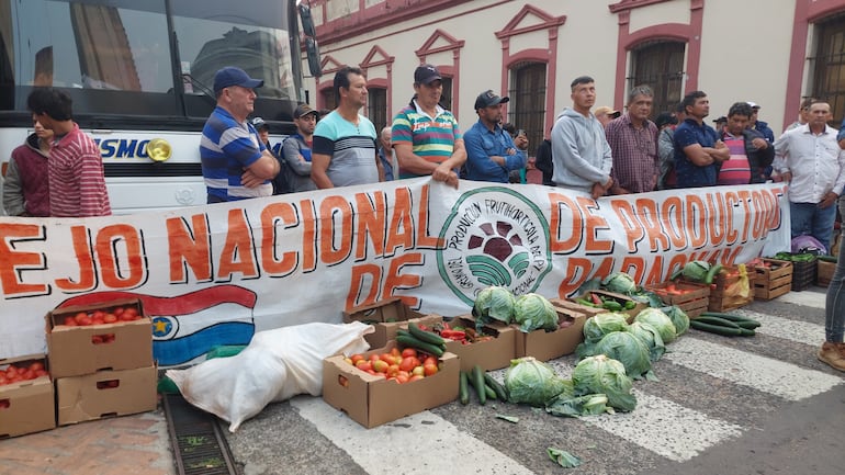 Productores de diversas frutas, verduras y hortalizas protestan en Asunción por las pocas ventas que se registran debido al incremento del contrabando a nivel nacional.