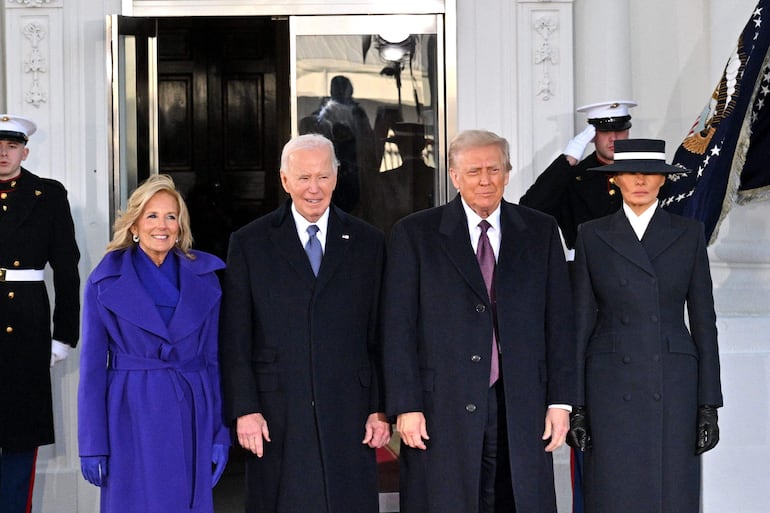 
309 / 5.000
El presidente de Estados Unidos, Joe Biden, y la primera dama, Jill Biden, posan junto al presidente electo Donald Trump y Melania Trump a su llegada a la Casa Blanca en Washington, DC, el 20 de enero de 2025, antes de partir hacia el Capitolio de Estados Unidos, donde Trump prestará juramento como el 47º presidente de Estados Unidos.