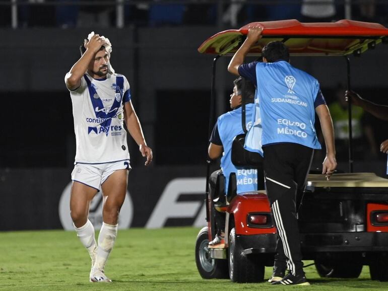 Juan Patiño, futbolista de Sportivo Ameliano, sufre un golpe en la cabeza en el partido ante Olimpia por la Fase Preliminar de la Copa Sudamericana 2024 en el estadio Defensores del Chaco, en Asunción.