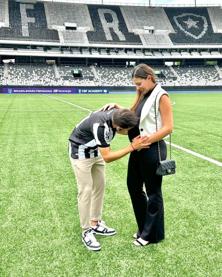 Óscar Romero mimando la pancita de Jani González en pleno campo del Nilton Santos. (Instagram/Jani González)