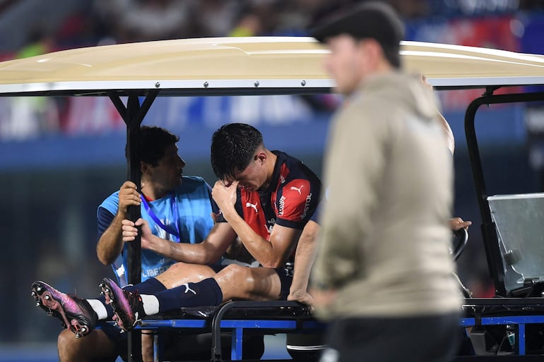 Lucas Quintana, futbolista de Cerro Porteño, es retirado del campo de juego en camilla después de sufrir un golpe la cabeza durante el partido frente a Monagas por la revancha de la Fase 2 de la Copa Libertadores 2025 en el estadio La Nueva Olla, en Asunción, Paraguay.