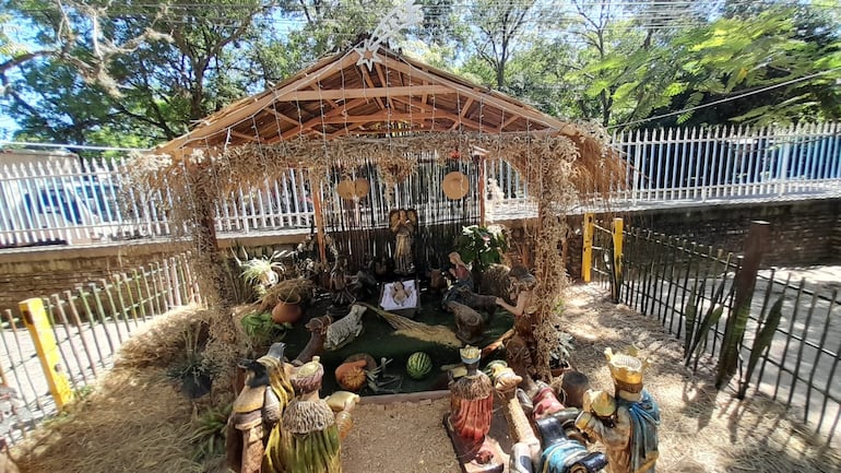 Frente a este gigantesco pesebre, vecinos de los barrios Obrero y Crucecita se juntan diariamente para rezar al Niño Jesús por la conversión de los cristianos.