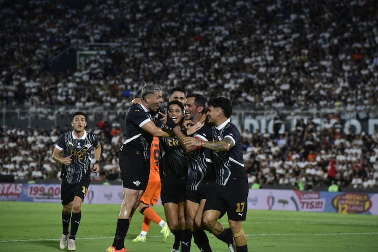 Roque Santa Cruz marcó el segundo de Libertad ante Olimpia