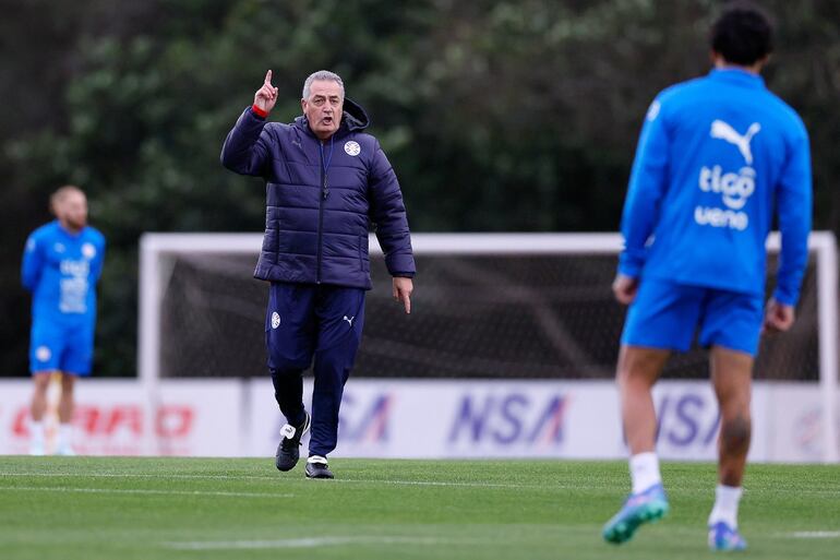 El argentino Gustavo Alfaro, entrenador de Paraguay, en el entrenamiento del plantel en el Centro de Alto Rendimiento, en Ypané.