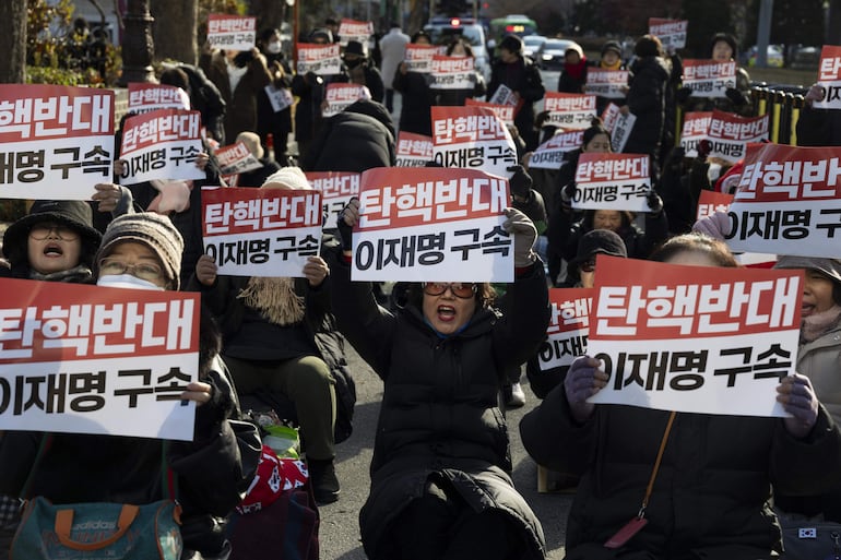 Seguidores del destituido presidente surcoreano Yoon Suk Yeol se manifiestan en Seúl.