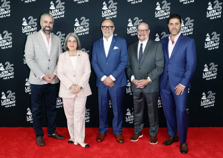 El vicepresidente de la Comisión del Condado de Miami-Dade, Anthony Rodríguez, la alcaldesa del condado de Miami-Dade, Daniella Levine Cava, el director ejecutivo de La Academia Latina de la Grabación, Manuel Abud, el presidente y director ejecutivo de la Oficina de Visitantes y Convenciones del Gran Miami (GMCVB), David Whitaker, y el presidente del Grupo Univision Television, Ignacio Meyer durante el anuncio oficial de los Latin Grammy.