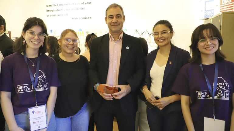 Valeria Martínez, Cielo Ríos, Fabrizzio Zucchini, Patricia Dávalos y Sofía Ramírez.