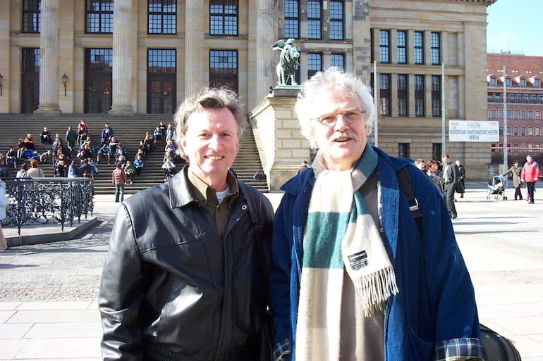 Luis Szarán junto al concertino de la Sinfónica de Berlín, Gotz Bernau, frente a la Konzerthaus de la capital alemana durante el estreno de una obra del músico paraguayo años atrás.