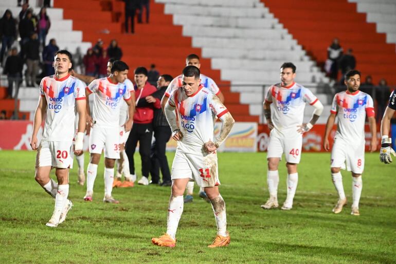 Los jugadores de Cerro Porteño dejan el campo de juego después de la derrota frente a General Caballero por la cuarta fecha del torneo Clausura 2024 del fútbol paraguayo en el estadio Ka'arendy, en Juan León Mallorquín.