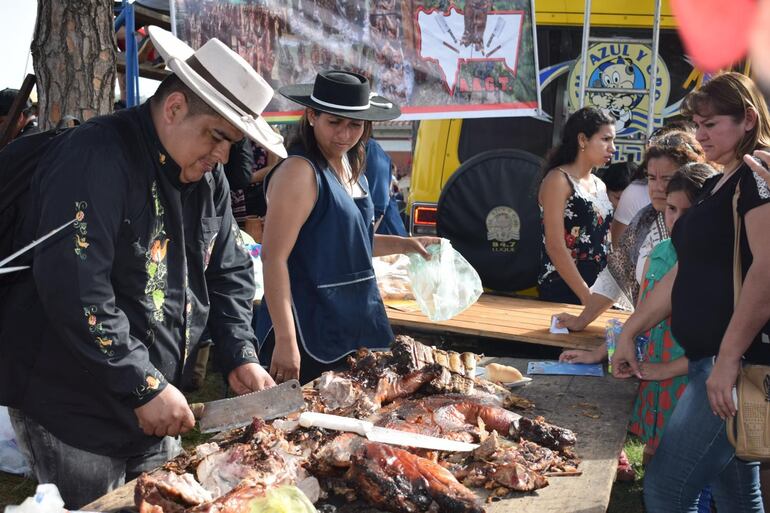 Para el festival gastronómico Kure Luque Ára se prevé la cocción de unos 10.000 kilos de carne.