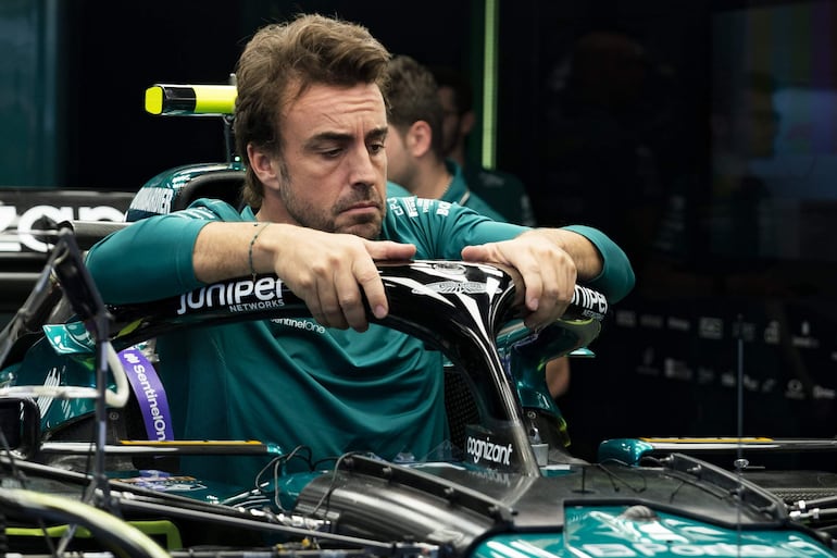 El piloto español de Fórmula 1, Fernando Alonso, del equipo Aston Martin, durante la primera jornada del GP de España que se celebra este fin de semana en el Circuito de Barcelona.