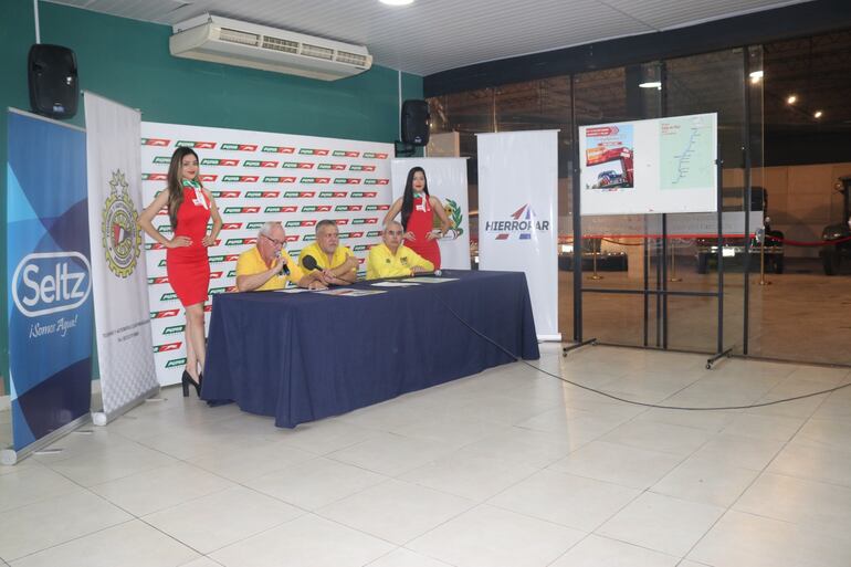 Directivos del CVAP brindando detalles del Rally Alberdi-Pilar, de los autos antiguos y clásicos.