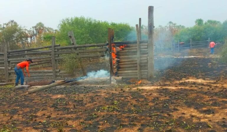 Estructuras de potreros, vallados, portones y alambrados fueron dañados por el fuego. Pérdidas son millonarias.