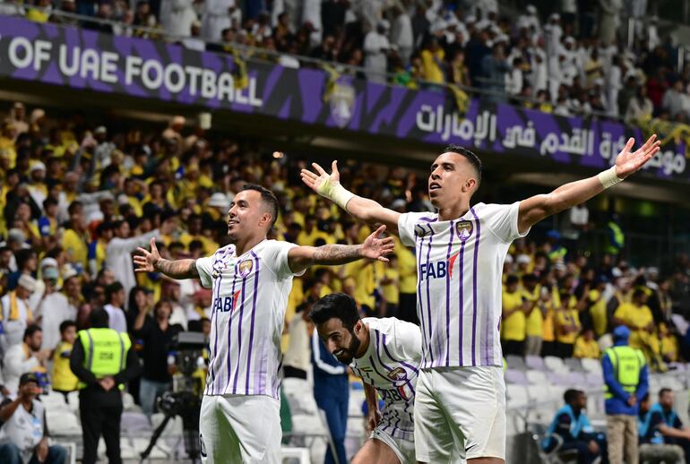 El paraguayo Alejandro Romero Gamarra (i), futbolista del Al Ain, celebra un gol en el partido ante Al Nassr de Cristiano Ronaldo por la ida de los cuartos de final de la Champions League de Asia.