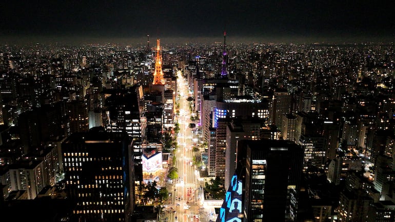 Avenida Paulista en el centro de Sao Paulo Brasil, vista nocturna.