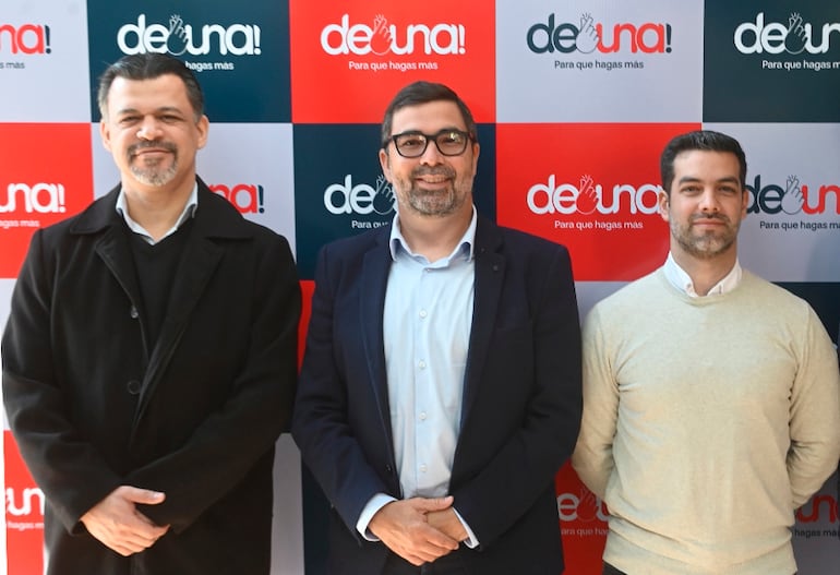 Widilfo Escobar Cikel, Ramiro Alfaro Lledó y Mauricio Alfaro durante la presentación de la plataforma DEUNA!