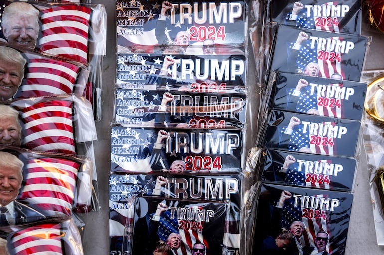 Lancaster (United States), 20/10/2024.- Merchandise endorsing former US president Donald Trump for sale outside a town hall campaign event in Lancaster, Pennsylvania, USA, 20 October 2024. Trump and his Democratic rival, Vice President Kamala Harris, are campaigning across the swing state of Pennsylvania in the closing weeks of the presidential election. (Elecciones) EFE/EPA/JIM LO SCALZO
