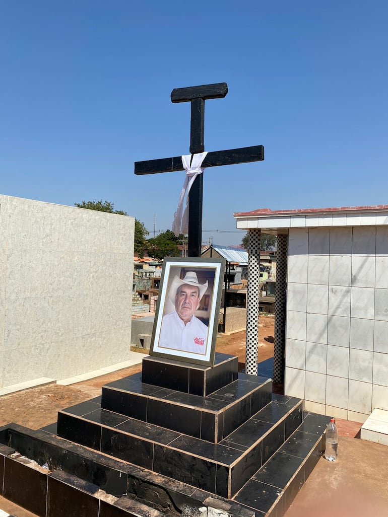 Una gran cruz de color negro corona la tumba de Eulalio "Lalo" Gomes en el cementerio de Pedro Juan Caballero.