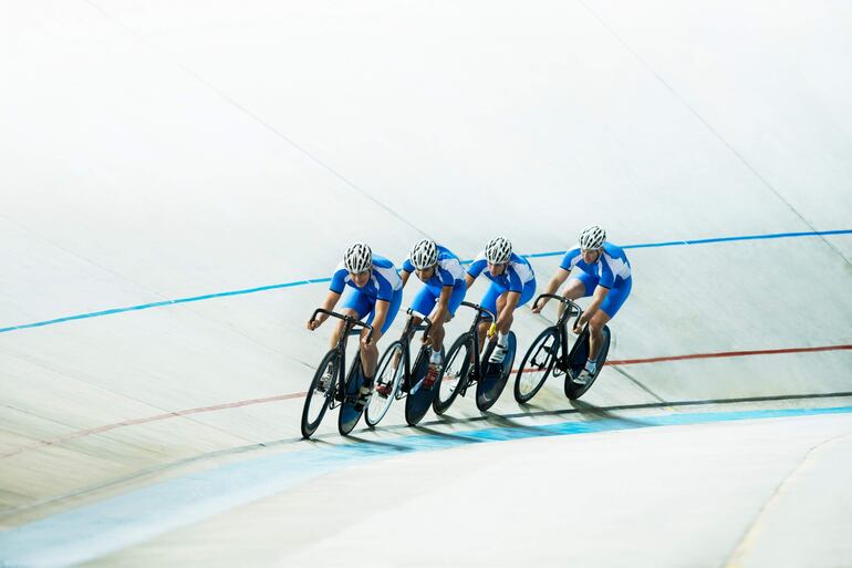 Uso de prendas deportivas de alta tecnología en el ciclismo.