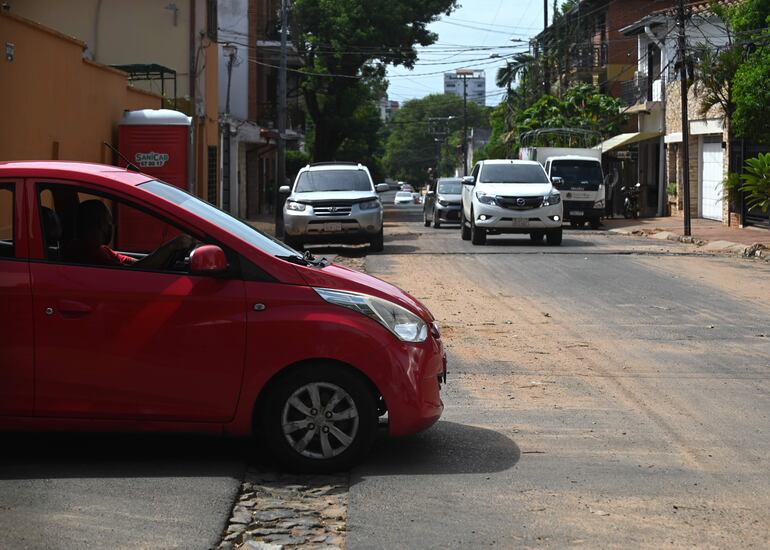 Calles destrozada tras obras de Essap. Tercera Proyectada y Ayolas.