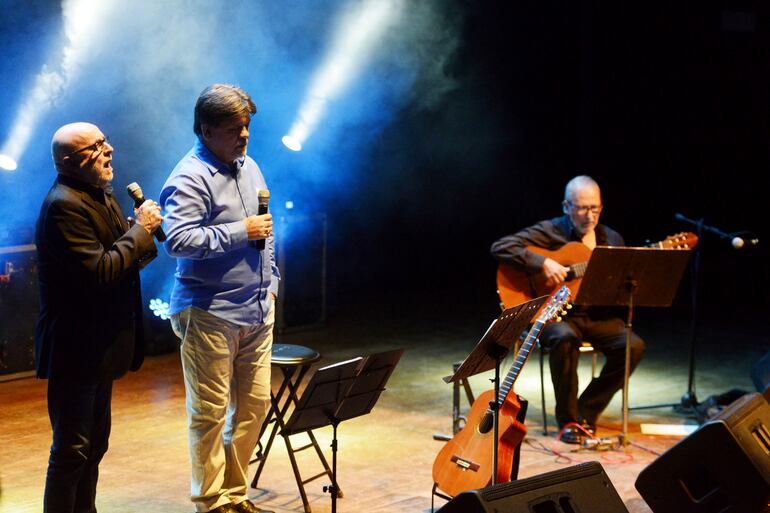 Juan Carlos Baglietto, Ricardo Flecha y “Pinchi” Cardozo Ocampo en el concierto de presentación de “La guarania crece sin fronteras”.